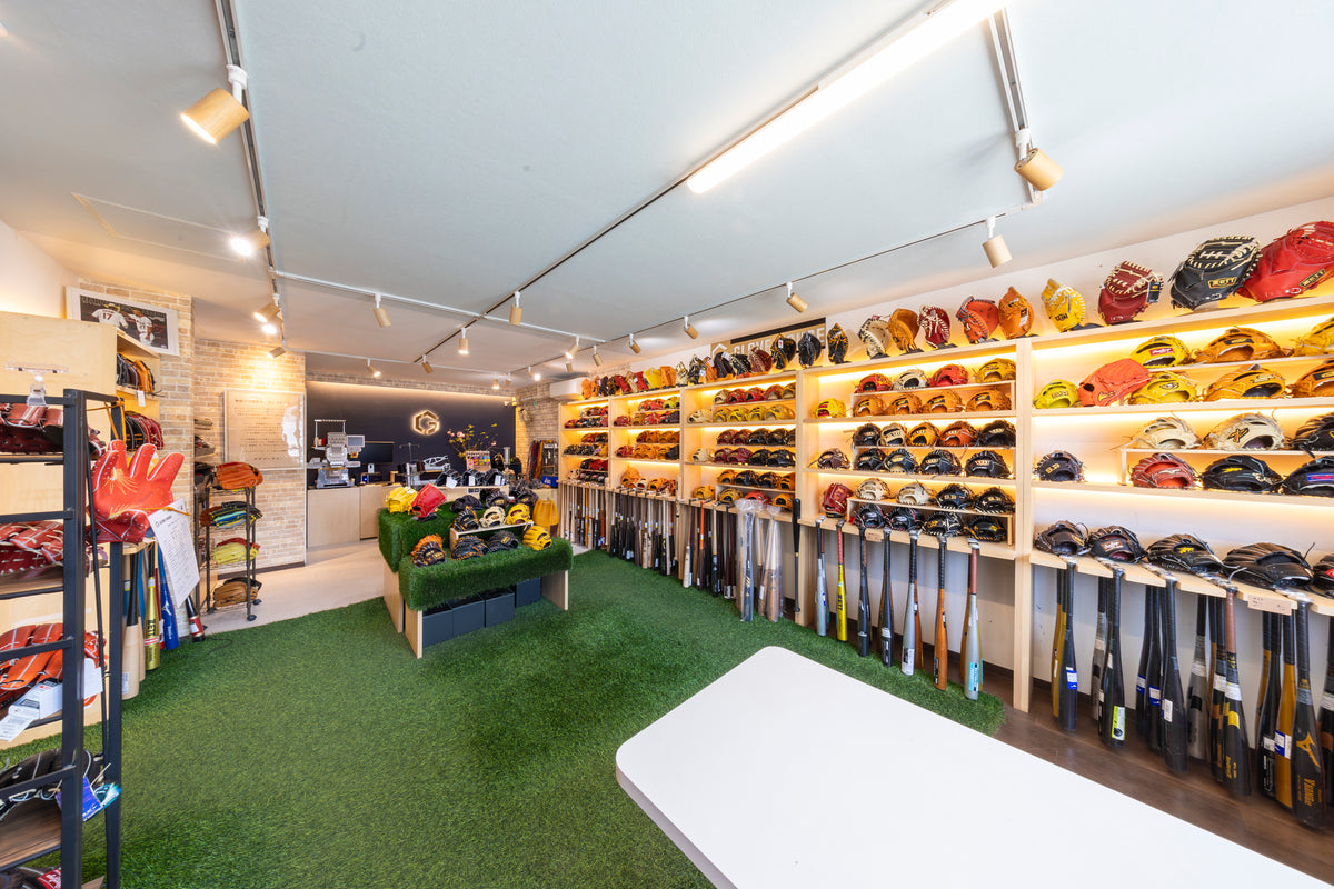 壁一面にグラブが並ぶGLOVE HOUSEの店内